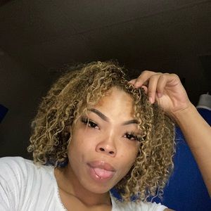 Meet your Posher, Alecia